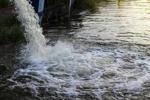 Wasser, das den Kanal hinunterspritzt. foto