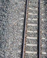 in der Nähe der Eisenbahn mit Felsen. foto