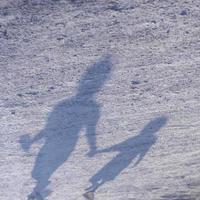 Verwischen Sie den Schatten von zwei Menschen, die auf dem Boden gehen. foto