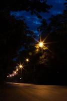 Straßenbeleuchtung, Waldnähe auf dem Lande in der Abenddämmerung. foto