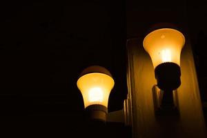 gelbe glühbirne mit stange im dunklen raum. foto