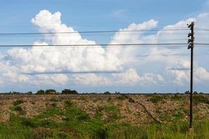 Eisenbahnseite mit Himmelswolken. foto