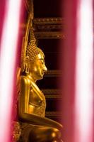 Buddha mit roten Säulen. foto