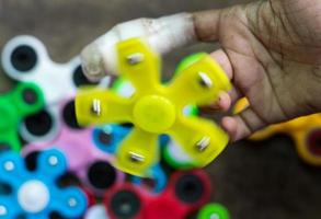 Gelbe Spinner drehen sich auf den Händen. foto