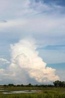 bewölkter Himmel Reisflut. foto