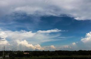 bewölkter Himmel über dem Land. foto