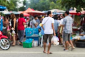 Verschwommene Menschen stehen und gehen auf dem Markt. foto