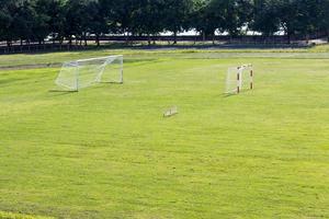 Grüner Rasen mit einem Fußballtor. foto