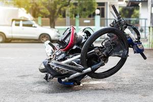 Motorrad auf der Straße demoliert. foto