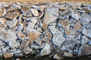 Der Schutthintergrund vieler großer Betonblöcke wurde erhalten. foto