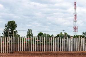 viele betonsäulen am flussufer in der nähe der pole telecom. foto