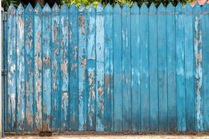 alte Holzzaunplatten groß blau auf dem Land. foto