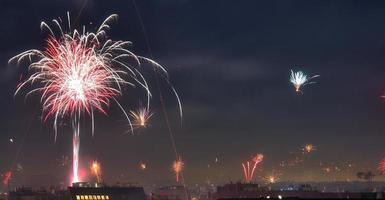 Langzeitbelichtung eines Feuerwerks über den Dächern von Wien foto