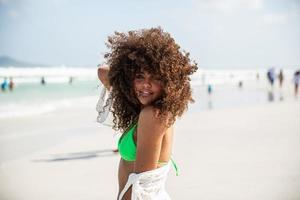 schwarzes afro junges süßes mädchen, lockiges haar, bikini, strand. afroamerikanischer Sommerurlaub. foto
