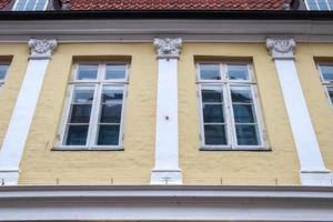 schöne alte Fassadenarchitektur in der Kleinstadt Flensburg foto