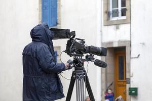 douarnenez, frankreich, 27.02.22-kameramann beim filmen während des karnevals foto