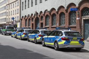 München, Deutschland, 30. Mai 2019 - Reihe von Polizeiautos in der Innenstadt foto