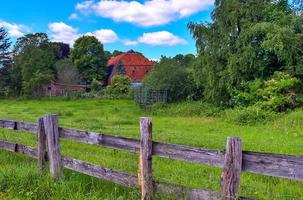 Schöner hölzerner Pferdezaun auf einem landwirtschaftlichen Feld foto