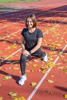 junges läuferinnentraining am sommertag im freien auf dem studium foto