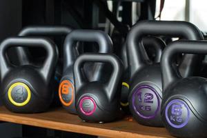 viele zufällige Kettlebells aus Kunststoff foto