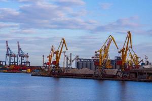 großes Frachtterminal im Seehafen foto