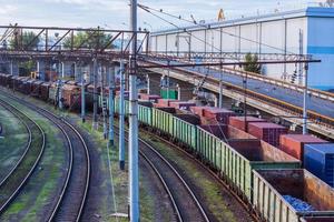 großes Frachtterminal im Seehafen foto