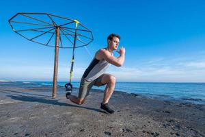 Fittes Männertraining im Sommer, Übungen mit Hängegurten im Freien foto