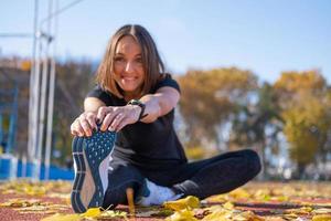 junges läuferinnentraining am sommertag im freien auf dem studium foto