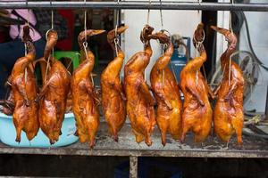 Gebratene Enten hängen vor einem chinesischen Restaurant in Bangkok, Thailand.