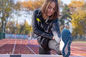 junges läuferinnentraining am sommertag im freien auf dem studium foto