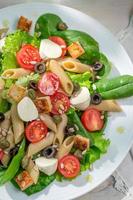 Salat mit frischem Gemüse und Nudeln