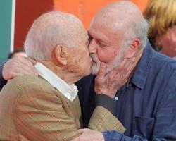 los angeles, 7. april - carl reiner, rob reiner bei der hand- und fußabdruckzeremonie von carl und rob reiner im tcl chinese theater imax am 7. april 2017 in los angeles, ca foto