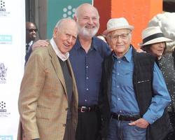 los angeles, 7. april - carl reiner, rob reiner, norman lear bei der hand- und fußabdruckzeremonie von carl und rob reiner im tcl chinese theater imax am 7. april 2017 in los angeles, ca foto