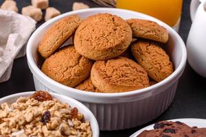 leckeres nahrhaftes gesundes frühstück mit müsli, eiern, haferkeksen, milch und marmelade foto