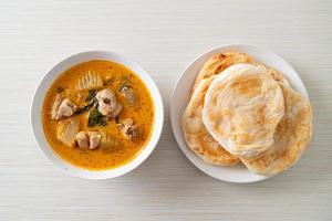 Hühner-Curry-Suppe mit Roti foto