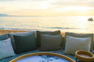 Kissen auf der Terrasse im Freien am Strand mit Sonnenuntergangszeiten foto