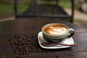 Latte Art Kaffee mit Kaffeebohne