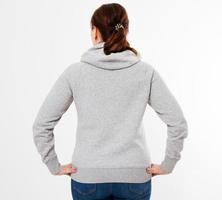 hübsche Frau im grauen Pullover-Hoodie-Modell - Rückansicht foto