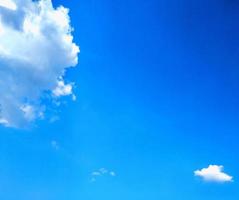 blauer Himmel mit Wolkenhintergrund. selektiver Fokus. Platz kopieren foto