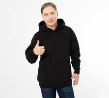 mann im schwarzen sweatshirt, schwarze kapuzenpullis vorne isoliert zeigen wie, mock up, kopierraum