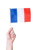 Eine Hand hält die Flagge Frankreichs auf einem weißen, isolierten Hintergrund. foto