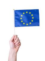 die hand hält die flagge der europäischen union auf einem weißen isolierten hintergrund. foto
