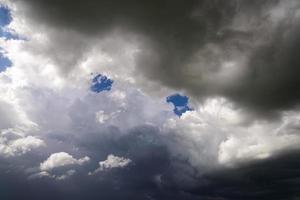 dunkle wolken vor regensturm. natürlichen Hintergrund foto