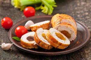 Hähnchenbrötchen mit Pflaumen und getrockneten Aprikosen foto