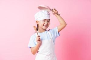 Bild eines asiatischen Kindes, das übt, ein Koch zu sein foto