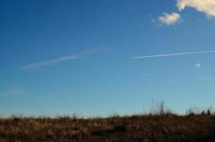 Naturlandschaft und Flugzeug am Himmel foto