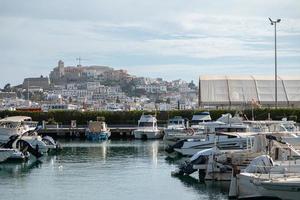 Panorama in der Stadt Eivissa auf der Insel Ibiza in Spanien im Sommer 2022. foto