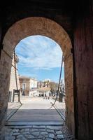 alte Mauern im Stadtteil Dalt Vila auf Ibiza, Spanien. Sommer 2022. foto