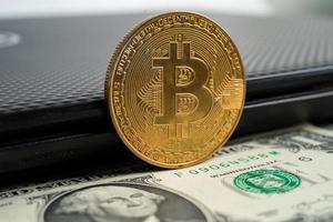 Gold-Bitcoin auf US-Dollar-Banknoten für elektronischen weltweiten Austausch von virtuellem Geld, Blockchain, Kryptowährung foto