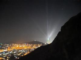 schöne aussicht auf den berg jabal al noor in mekka. Die Hira-Höhle befindet sich auf dem Gipfel des Berges Jabal al Noor, wo Besucher aus der ganzen Welt zu Besuch kommen. foto